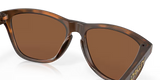 The Oakley OO9013 is the iconic Frogskins™ style